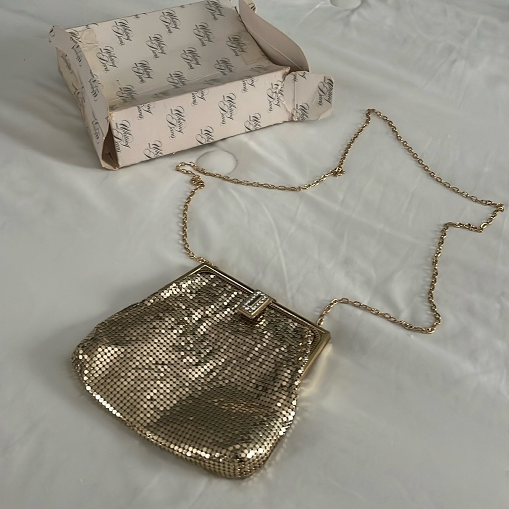 Vintage 1980s whiting and Davis Elegant Gold Clutch